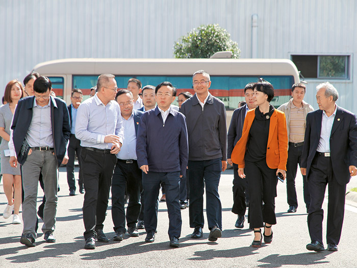  2018年成都市委常委、常务副市长谢瑞武带队莅临KU游体育股份，实地调研内嵌式中低速磁浮系统